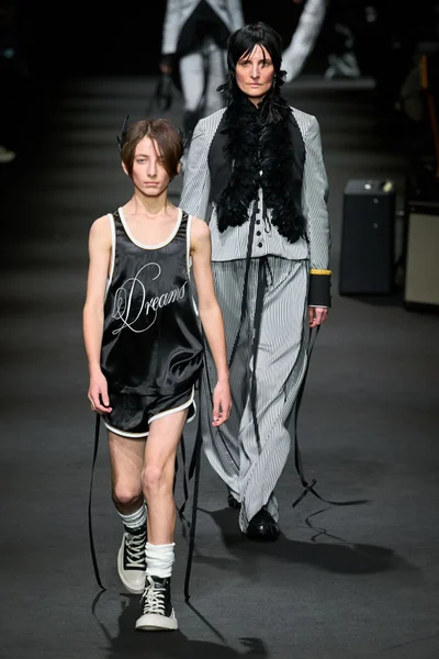 Look 27